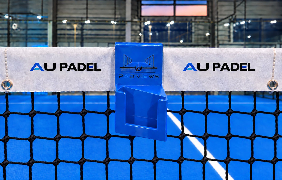 Support PAD’VIEWS bleu installé sur un filet de padel AU PADEL