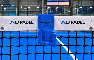 Support PAD’VIEWS bleu installé sur un filet de padel AU PADEL