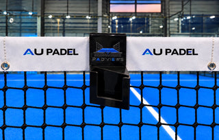 Support PAD’VIEWS noir installé sur un filet de padel AU PADEL