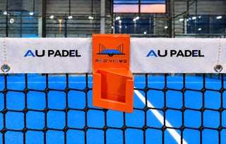 Support PAD’VIEWS orange installé sur un filet de padel AU PADEL