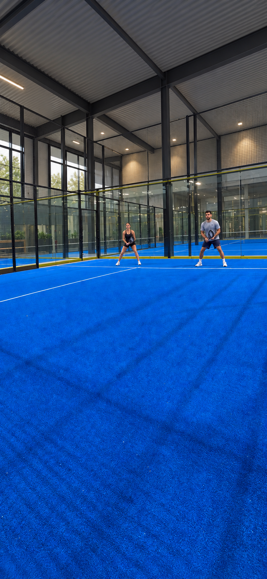 Visuel d’illustration retouché : deux joueurs sur un terrain de padel