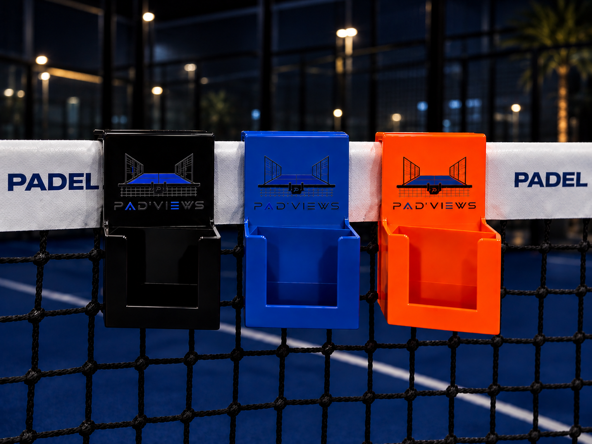 Supports PAD’VIEWS noir, bleu et orange installés sur le filet de padel.